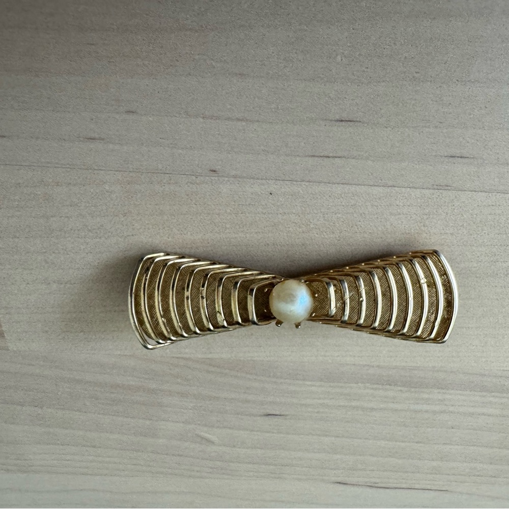 Vintage bow brooch